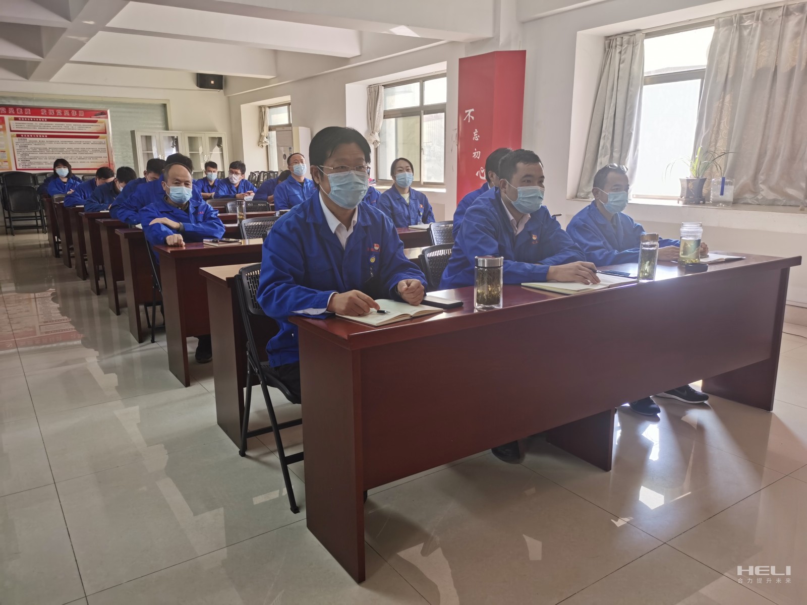 集中收看党的二十大开幕会直播.jpg 集中收看党的二十大开幕会直播.jpg